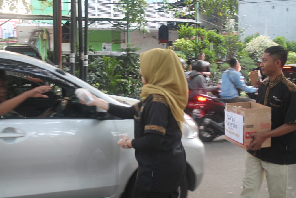 Ramadhan Penuh Berkah Staff dan Redaksi WBN Berbagi Takjil Gratis