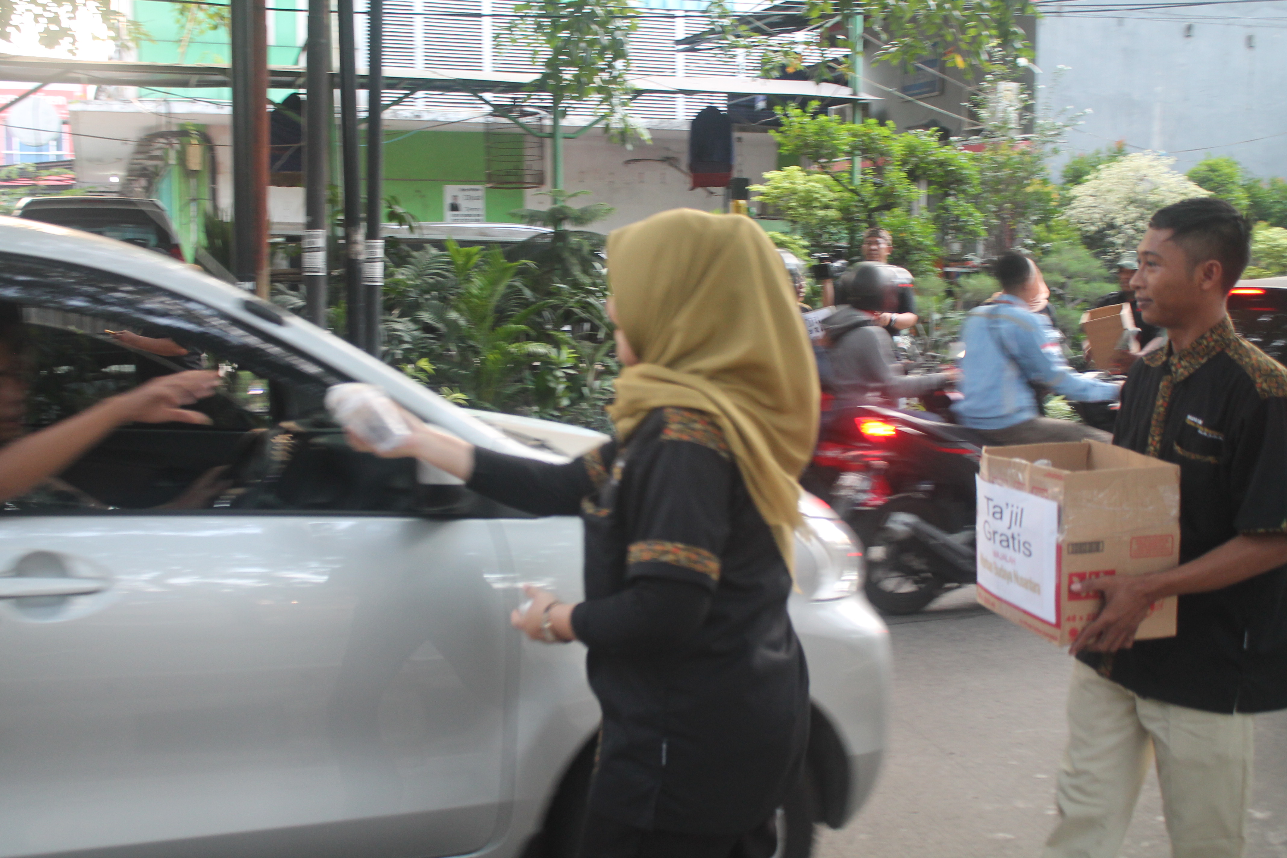 Ramadhan Penuh Berkah Staff dan Redaksi WBN Berbagi Takjil Gratis