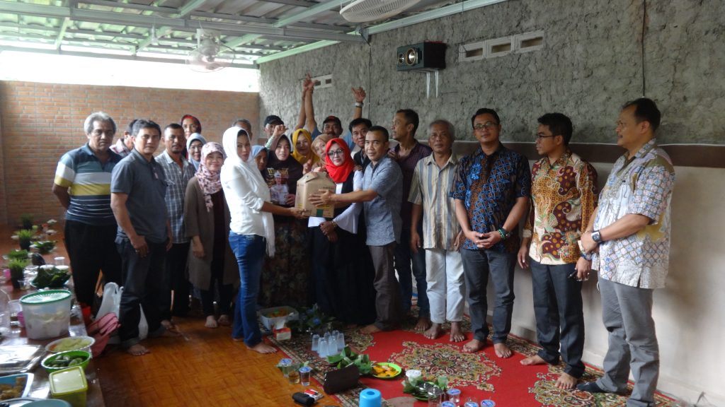 Alumni SMP PGRI Cirebon Angkatan Tahun 76-96, Peduli Kasih Korban Bencana Banjir dan Longsor 2020