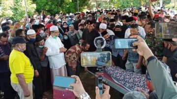 Ribuan Pelayat Antar Yance Ke Tempat Peristirahatan Terakhir