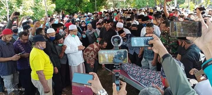 Ribuan Pelayat Antar Yance Ke Tempat Peristirahatan Terakhir