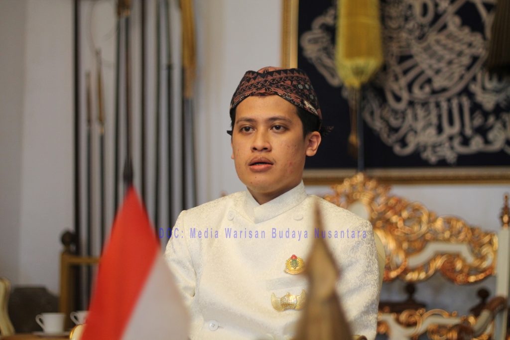 Mewarisi Tahta Sebagai Sultan Sepuh Yang Sesuai Dengan Adat Keraton