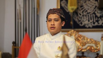 Mewarisi Tahta Sebagai Sultan Sepuh Yang Sesuai Dengan Adat Keraton