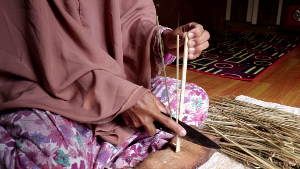 Seorang Ibu di Maros Jualan Tusuk Sate Serta Lakukan Beberapa Kerjaan Lainnya Untuk Hidupi Keluarganya