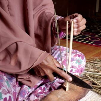 Seorang Ibu di Maros Jualan Tusuk Sate Serta Lakukan Beberapa Kerjaan Lainnya Untuk Hidupi Keluarganya