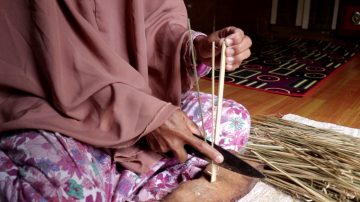 Seorang Ibu di Maros Jualan Tusuk Sate Serta Lakukan Beberapa Kerjaan Lainnya Untuk Hidupi Keluarganya