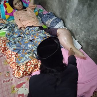 Peduli Kasih, Deuis Pengidap Tumor Ganas Tasikmalaya