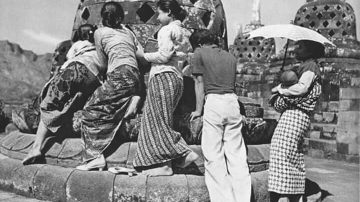 Mitos Memegang Stupa Candi Borobudur