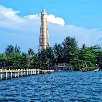 Pesona Keindahan Pulau Biawak Dari Puncak Mercusuar Peninggalan Belanda