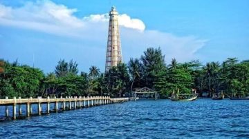 Pesona Keindahan Pulau Biawak Dari Puncak Mercusuar Peninggalan Belanda