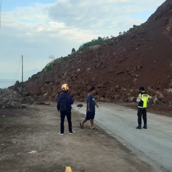 BREAKING NEWS : Jalan Negara Ndao Kabupaten Ende Longsor, Akses Arah Barat Terputus