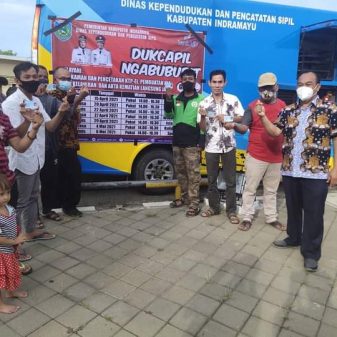 Ngabuburit Dapat KTP, Dukcapil Indramayu Permudah Pelayanan