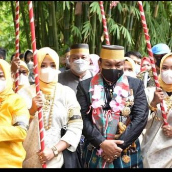 Bupati Bone Ziarah Ke Makam Raja Bone Yang Ke XXVlll Di Suppa Pinrang, Di sambut Bupati Pinrang