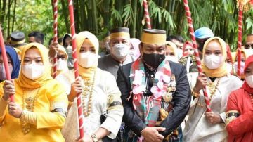 Bupati Bone Ziarah Ke Makam Raja Bone Yang Ke XXVlll Di Suppa Pinrang, Di sambut Bupati Pinrang