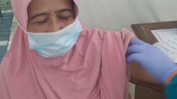 Dua Belas Lansia Kampung Akuarium Telah Divaksinasi