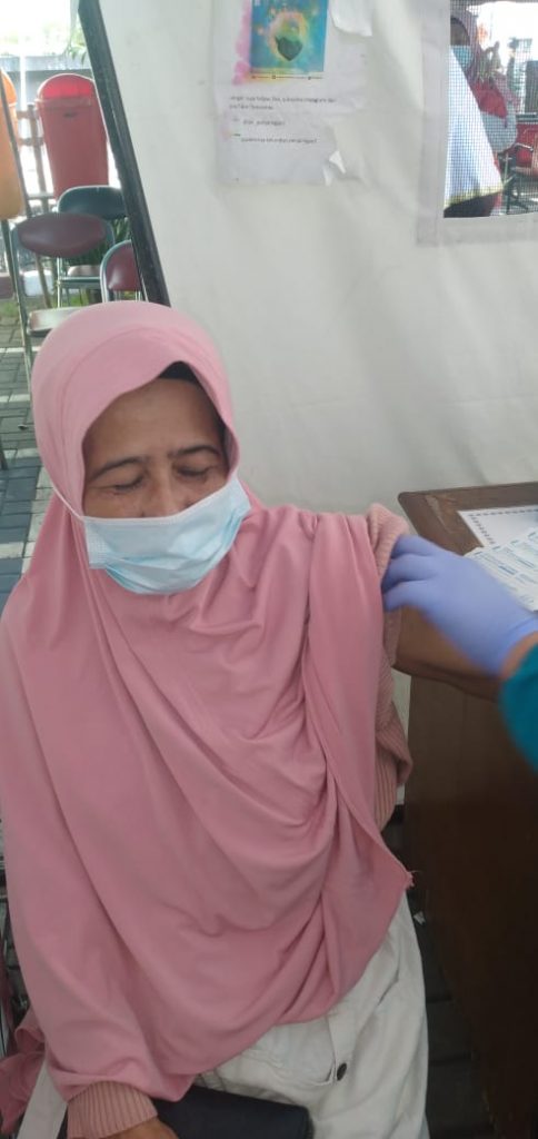 Dua Belas Lansia Kampung Akuarium Telah Divaksinasi