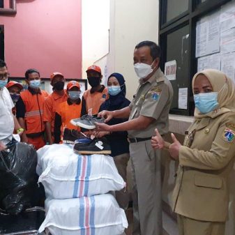 Petugas PPSU Sunter Agung Menerima 155 Pasang Sepatu