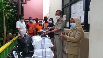 Petugas PPSU Sunter Agung Menerima 155 Pasang Sepatu