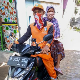 Kelurahan Semper Timur Optimalkan Layanan Antar Jemput Peserta Vaksinasi Lansia