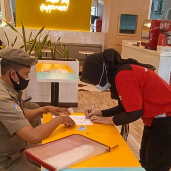 Langgar Prokes, Tiga Tempat Usaha Di Kawasan Danau Sunter Utara Dikenakan Sanksi Teguran Tertulis