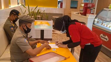 Langgar Prokes, Tiga Tempat Usaha Di Kawasan Danau Sunter Utara Dikenakan Sanksi Teguran Tertulis