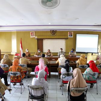 Tim Monitoring Tingkat Kota Jakut Pantau Kegiatan Vaksinasi Lansia di Kelurahan Kebon Bawang