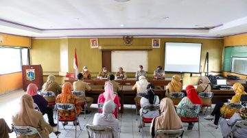 Tim Monitoring Tingkat Kota Jakut Pantau Kegiatan Vaksinasi Lansia di Kelurahan Kebon Bawang