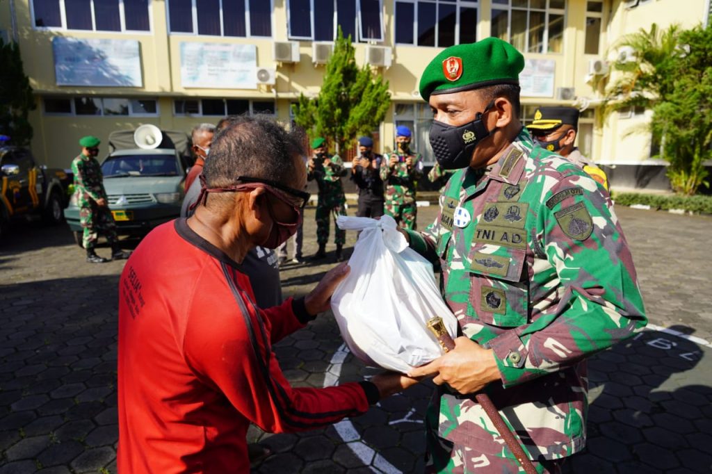Sinergi TNI, Polri dan Elemen Masyarakat Jumat Barokah Bagikan Sembako
