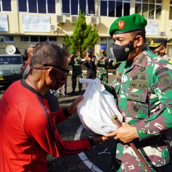 Sinergi TNI, Polri dan Elemen Masyarakat Jumat Barokah Bagikan Sembako