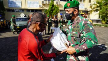 Sinergi TNI, Polri dan Elemen Masyarakat Jumat Barokah Bagikan Sembako