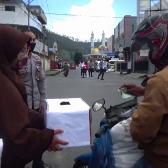 Pray For NTT : Hari Pertama Kotak Amal Kaum Muda Ngada Lintas Agama Terkumpul Rp.28 Juta Lebih