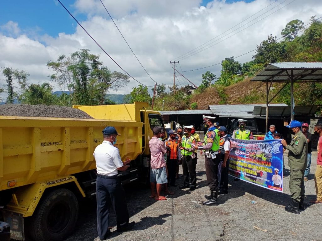 Satlantas Polres Ngada Sosialisasi Peringatkan Kendaraan Muatan Material Pasir Kerikil Tanah