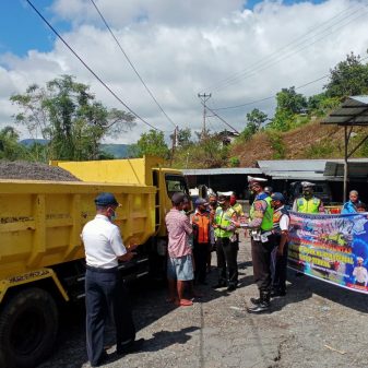 Satlantas Polres Ngada Sosialisasi Peringatkan Kendaraan Muatan Material Pasir Kerikil Tanah