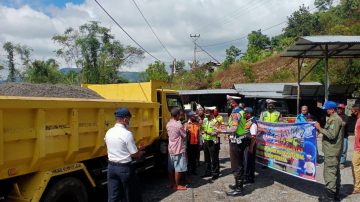 Satlantas Polres Ngada Sosialisasi Peringatkan Kendaraan Muatan Material Pasir Kerikil Tanah