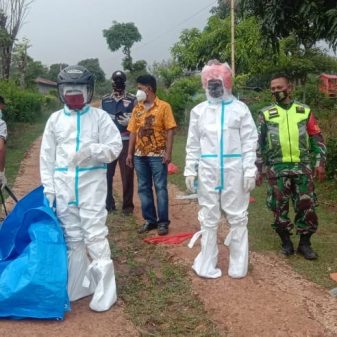 Pemakaman Jenazah Pasien Covid-19 Di Kecamatan Detukeli Ende Petugas Kesulitan APD