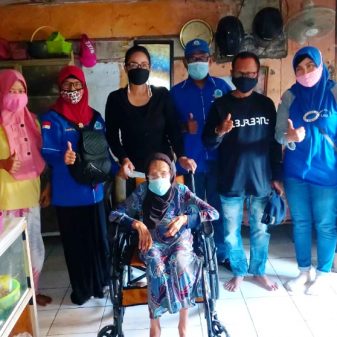 Rasa Kepedulian Pada Warga Aspirasi Peduli Utara Jakut berikan Kursi Roda