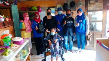 Rasa Kepedulian Pada Warga Aspirasi Peduli Utara Jakut berikan Kursi Roda