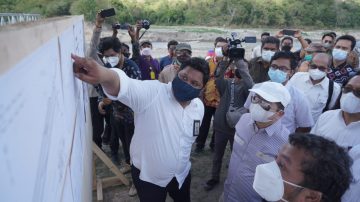 Menteri PPN Meninjau Bendungan Kambaniru