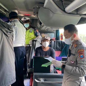 Kolaborasi Gabungan di Terminal Bangkalan, Petugas Lakukan Razia Surat Bebas Covid-19 Bagi Penumpang Bus AKAP
