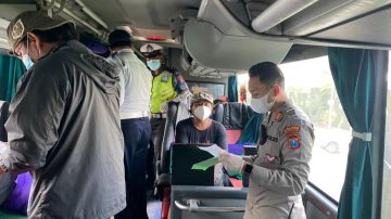 Kolaborasi Gabungan di Terminal Bangkalan, Petugas Lakukan Razia Surat Bebas Covid-19 Bagi Penumpang Bus AKAP