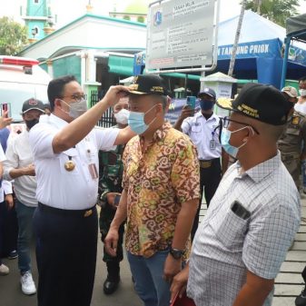 Anies Baswedan Saksikan Proses Pemasangan Atap Buka Tutup di JIS