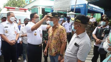 Anies Baswedan Saksikan Proses Pemasangan Atap Buka Tutup di JIS