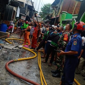 Dua Puluh Unit Damkar Dikerahkan Atasi kebakaran di Pademangan