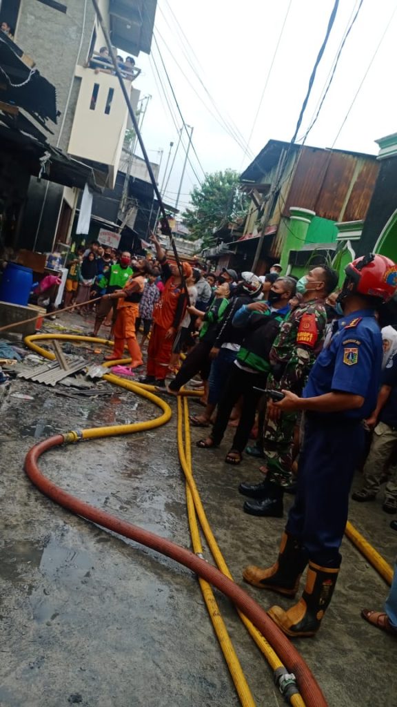 Dua Puluh Unit Damkar Dikerahkan Atasi kebakaran di Pademangan
