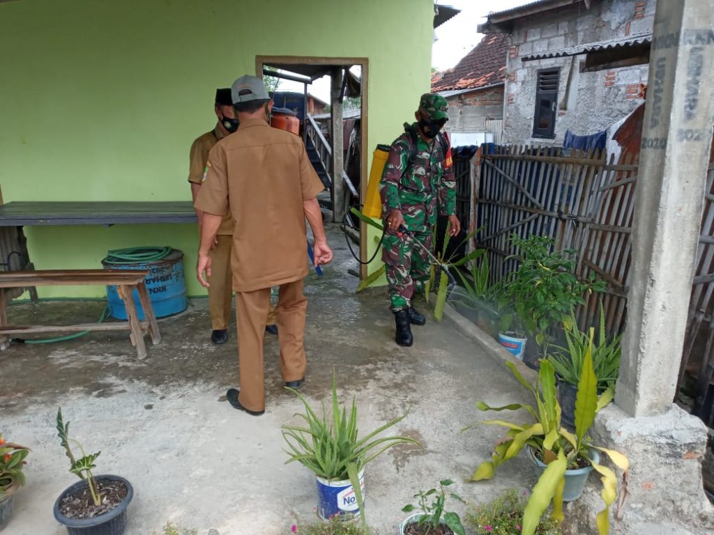 Babinsa Desa Kedung Pengawas Melakukan Penyemprotan Disinfektan Guna Memutus Penyebaran Covid-19