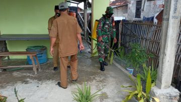 Babinsa Desa Kedung Pengawas Melakukan Penyemprotan Disinfektan Guna Memutus Penyebaran Covid-19