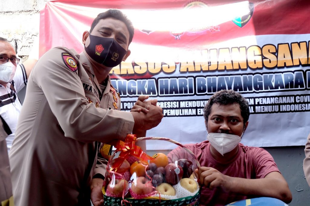 Layaknya Sahabat, Kapolres Lumajang Kunjungi Anggotanya Yang Sakit