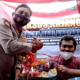 Layaknya Sahabat, Kapolres Lumajang Kunjungi Anggotanya Yang Sakit