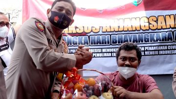 Layaknya Sahabat, Kapolres Lumajang Kunjungi Anggotanya Yang Sakit