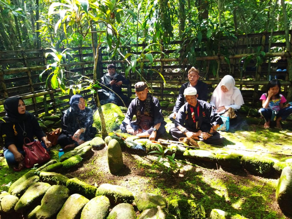 Kegiatan Rutin “Ngabako Saamparan” Situs Gandoang Pererat Tali Silaturahmi Antar Komunitas Budaya